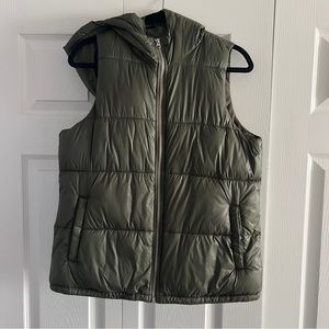 Army green puffer vest with hood women’s size medium like new NWOT